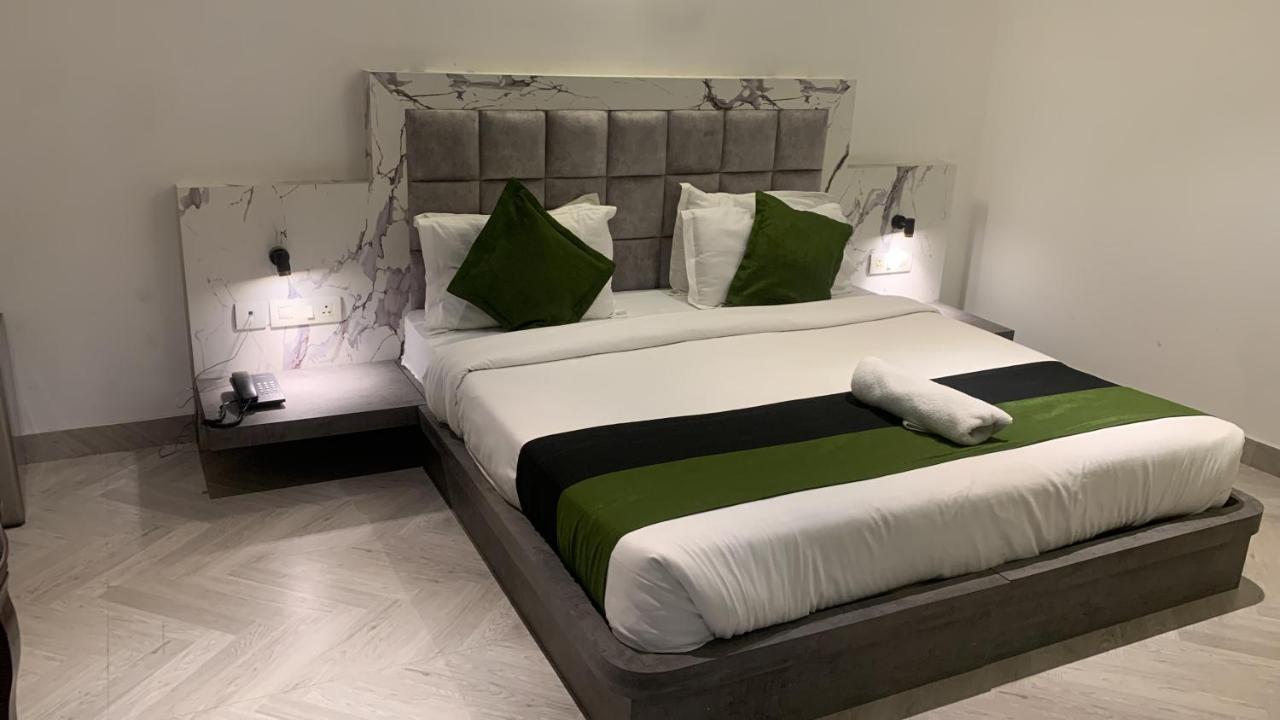 Square9 - A Boutique Hotel Gurgaon Zewnętrze zdjęcie